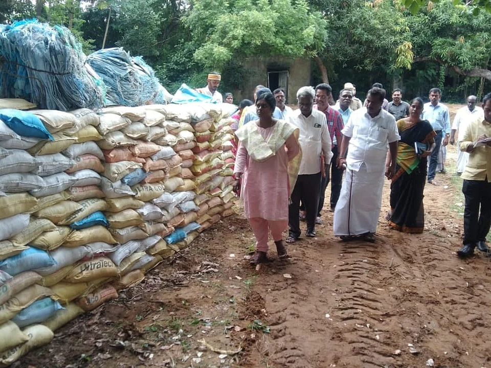 தொடர்மழை; நீர் திறப்பு... கொள்ளிடம் ஆற்றில் வெள்ளம்! - முன்னெச்சரிக்கைப் பணிகள் தீவிரம்