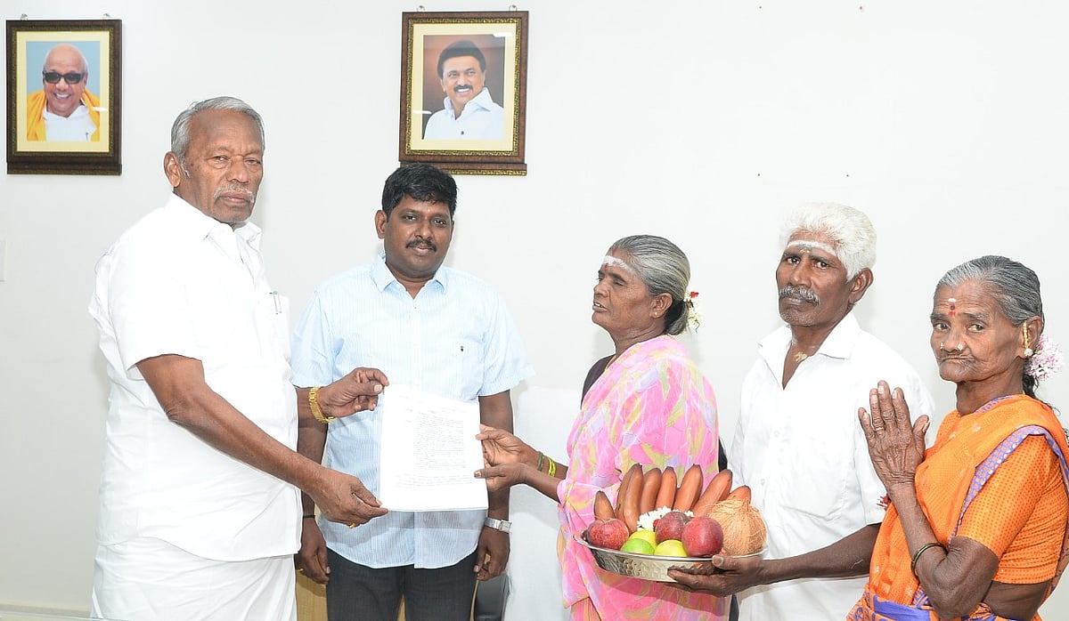 விகடன் செய்தி: விழிச்சவால் மாற்றுத்திறனாளி சந்தித்த சிக்கல்; உதவிய சேலம் மாநகர, மாவட்ட நிர்வாகங்கள்