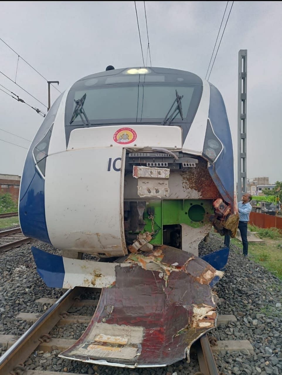 எருமை மாடு மோதி சேதமடைந்த வந்தே பாரத்