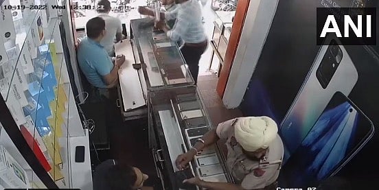 காவலர் கையிலிருந்து திடீரென வெடித்த துப்பாக்கி; படுகாயமடைந்த செல்போன் கடை ஊழியர்! - வைரலாகும் வீடியோ