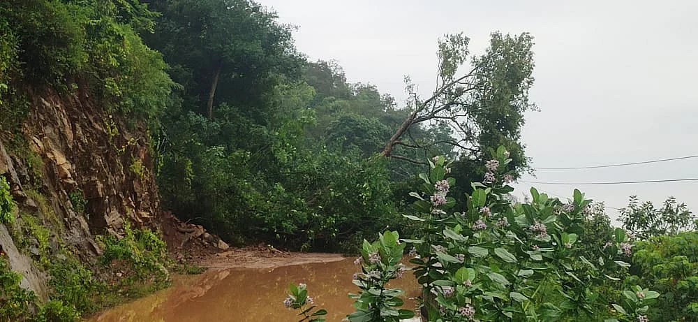 நிலச்சரிவால் போக்குவரத்து துண்டிக்கப்பட்டுள்ள அந்தியூர்- பர்கூர் மலைப்பாதை.
