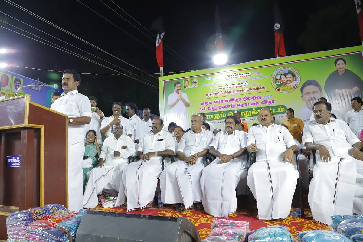 அ.தி.மு.க கூட்டத்தில் பேசும் ஆர்.காமராஜ்