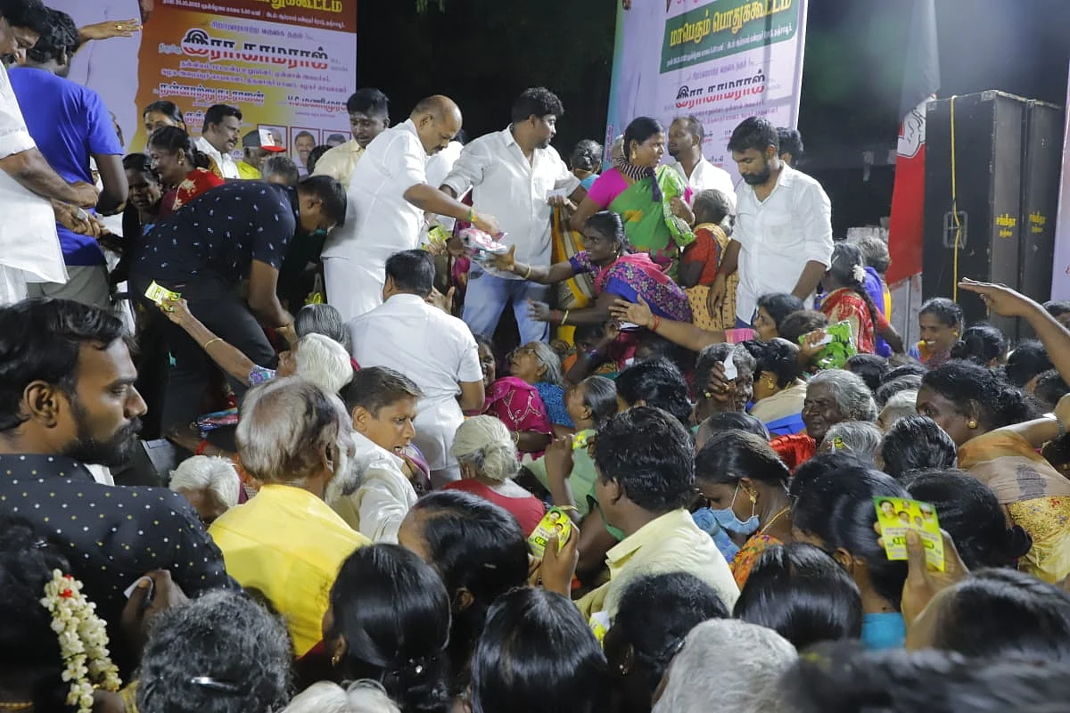 புடவை வாங்க திரண்ட பெண்கள்