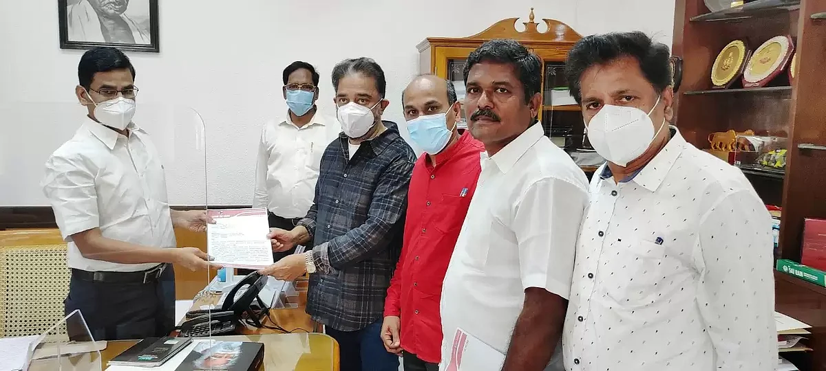 தலைமைச் செயலாளரிடம் மனு அளித்தபோது