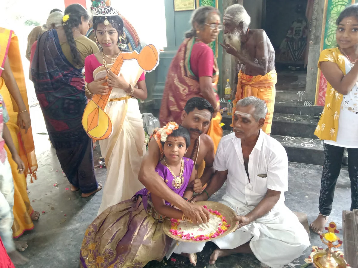 சீர்காழி சரஸ்வதி கோயில்: கல்வியறிவை வழங்கும் வித்யாரம்பம் நிகழ்ச்சி கோலாகலம்!