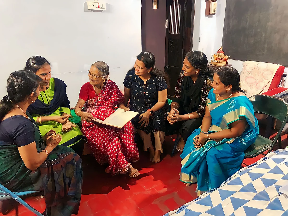 ஆசிரியர் பிரேமாவுடன் முன்னாள் மாணவிகள்