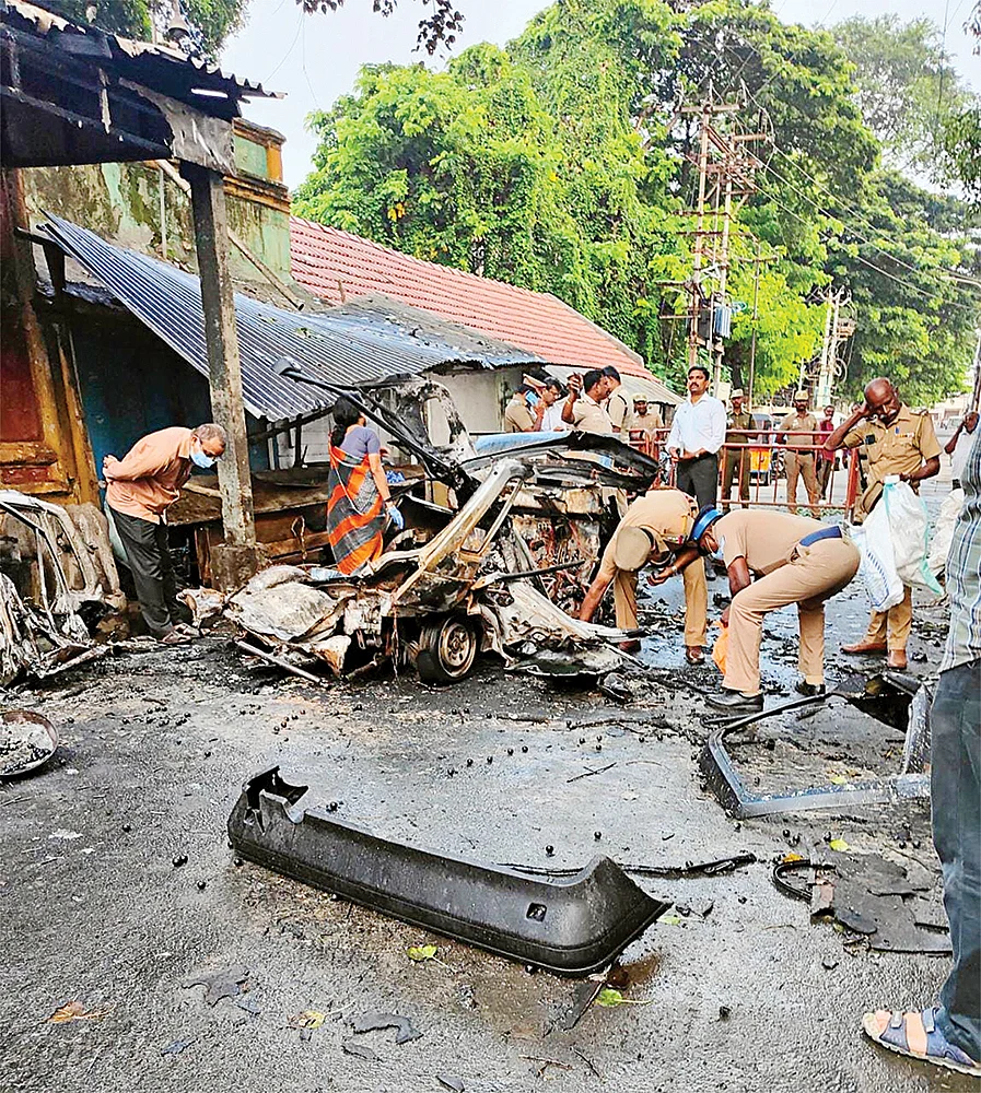 வெடித்த குண்டு... புகையும் கேள்விகள்... தோற்றுப்போன உளவுத்துறைகள்!