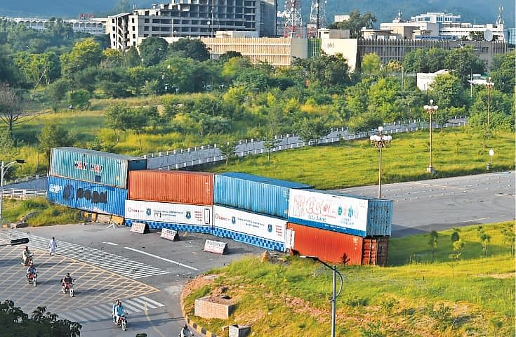 கண்டெய்ணர்கள் கொண்டு அடைக்கப்பட்டிருக்கும் சாலைகள்