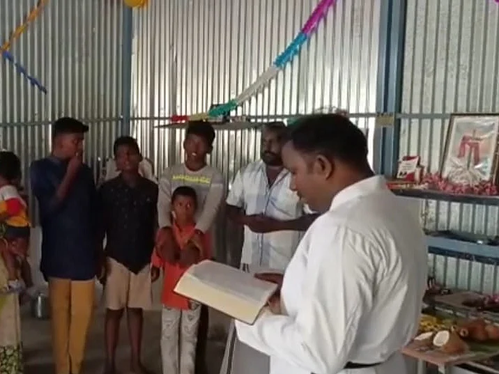மெக்கானிக் கடை ஆயுதபூஜையில் ஜெபம் செய்த கிறிஸ்தவ பாதிரியார் - கரூர் மதநல்லிணக்க நிகழ்வு!