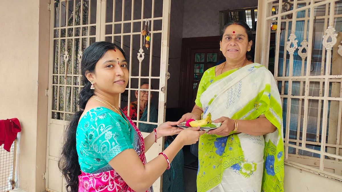 பத்திரிகை வைத்து மக்களை அழைக்கும் சசிரேகா