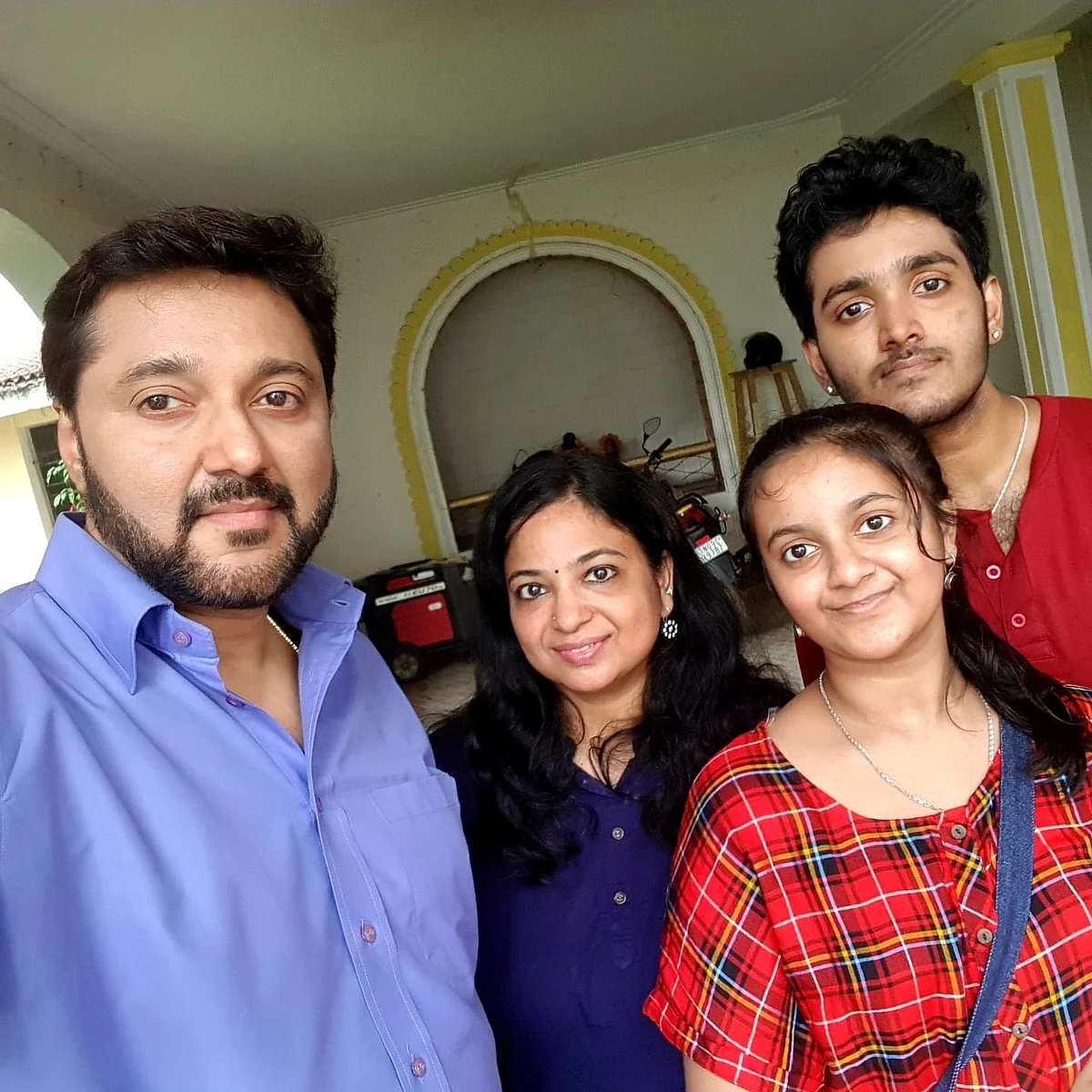 குடும்பத்தினருடன் பரத் கல்யாண்