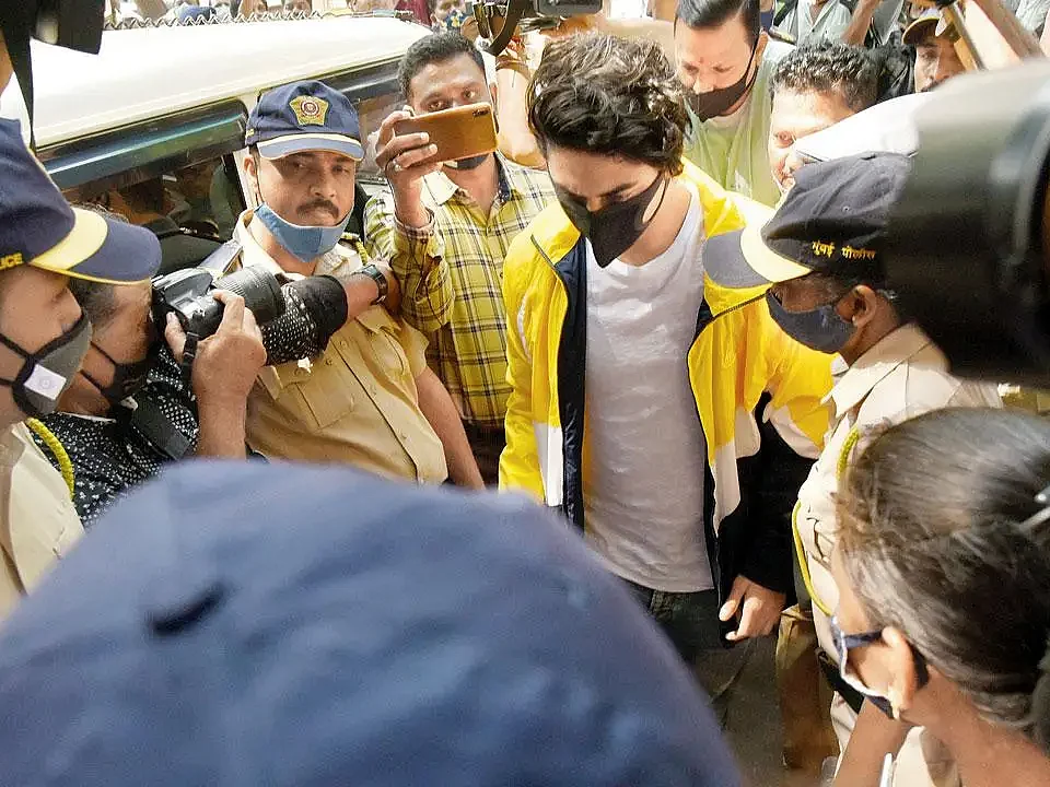 ஆர்யன் கான் போதைப்பொருள் வழக்கிலிருந்து வேண்டுமென்றே விடுவிக்கப்பட்டாரா? - புதிய சர்ச்சை!