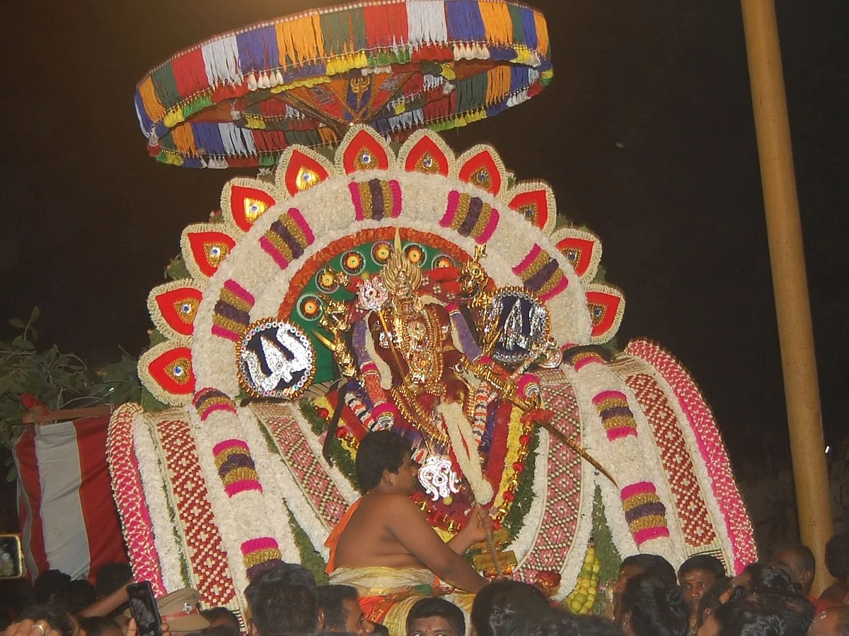 குலசை தசரா: "ஓம் காளி, ஜெய்காளி..." - எதிரொலித்த காளி கோஷம்; கடற்கரையில் நடந்த மகிஷாசூரசம்ஹாரம்!