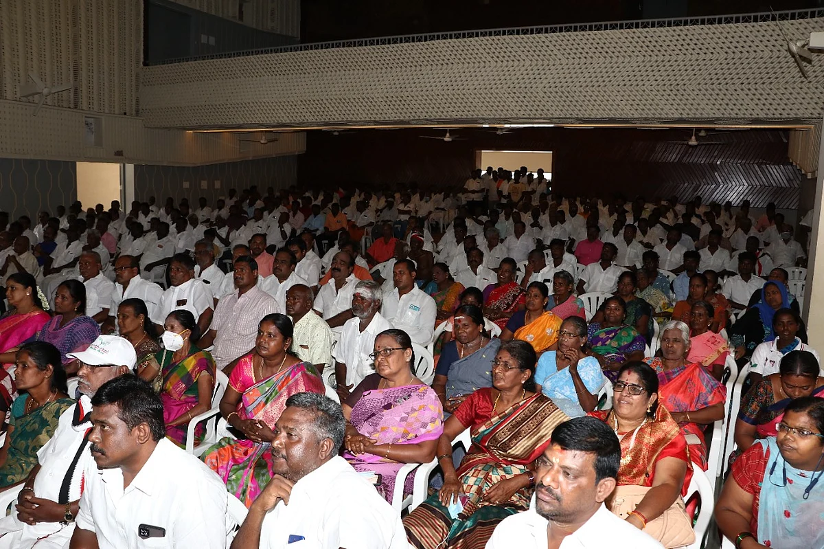 அ.தி.மு.க செயல்வீரல் கூட்டத்தில் கலந்துகொண்ட அ.தி.மு.கவினர்