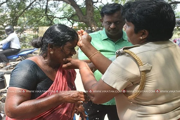 பெண்ணின் கண்களைத் துடைத்த இன்ஸ்பெக்டர் மீகா