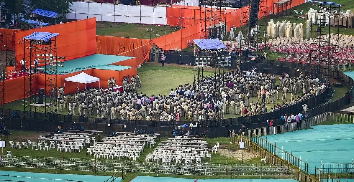 50 அடி வாள், புதுக்கொடி, 2.5 லட்சம் பேருக்கு சாப்பாடு; தசரா பொதுக்கூட்ட பணிகளில் ஷிண்டே அணி தீவிரம்
