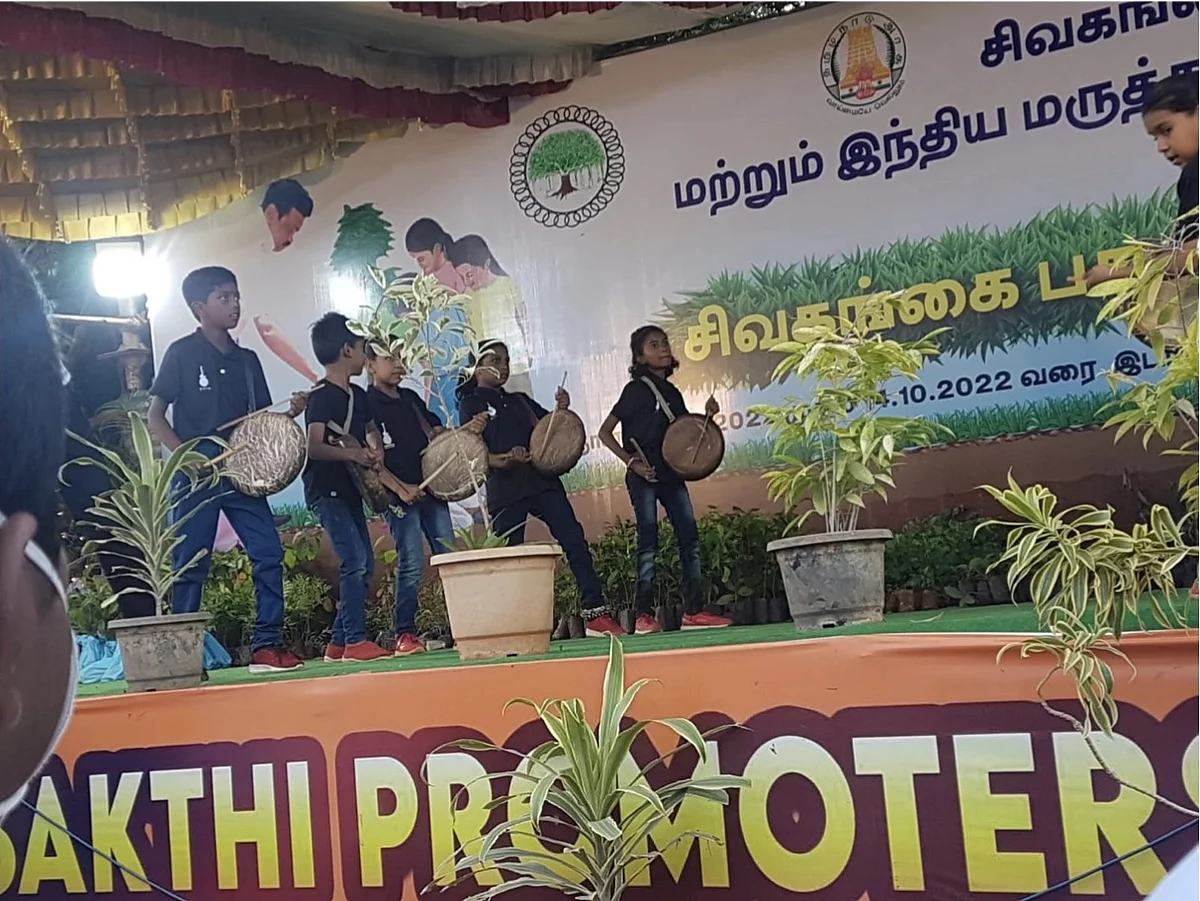 பறை இசை முழங்க பள்ளிகளுக்கு மரக்கன்றுகள் அனுப்பி வைக்கப்பட்டது
