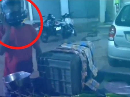 ஹெல்மெட் அணிந்த காய்கறி வியாபாரி