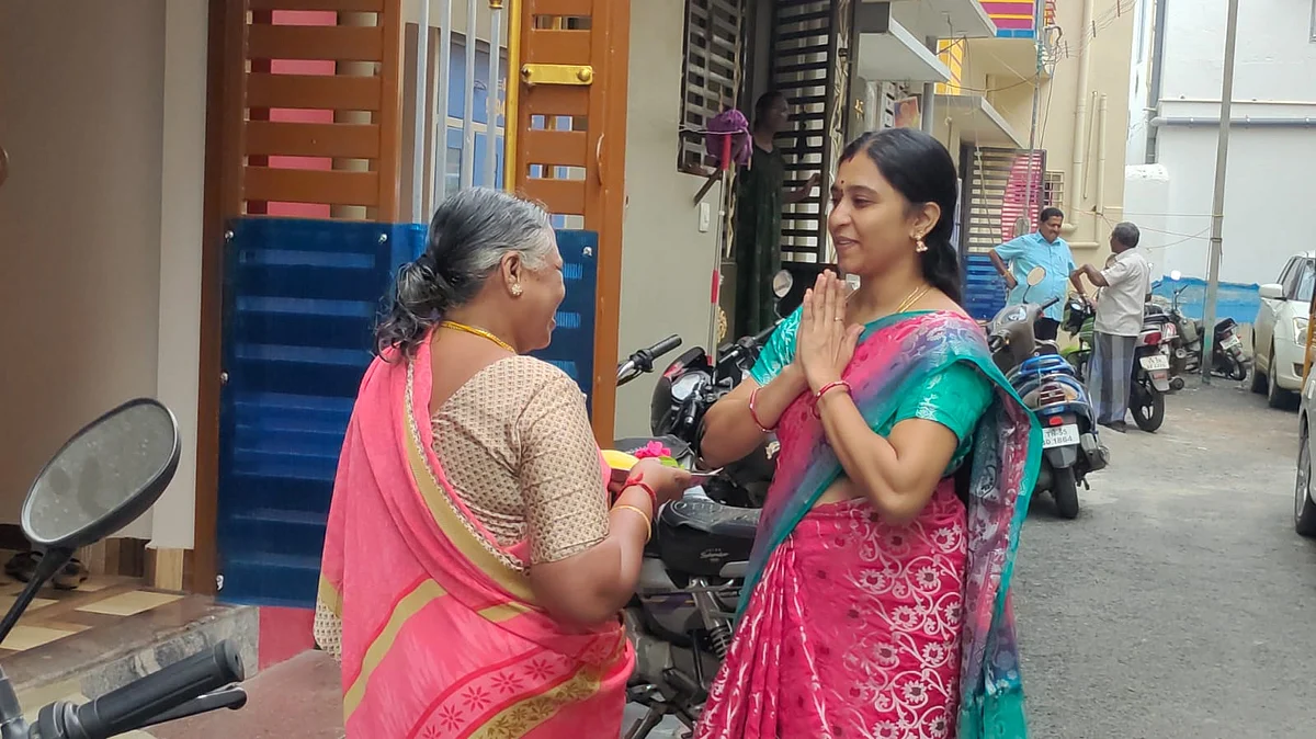 பத்திரிகை வைத்து மக்களை அழைக்கும் சசிரேகா