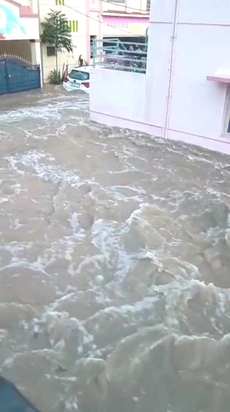 வீடுகளுக்கு நடுவே பாயும் வெள்ளநீர்