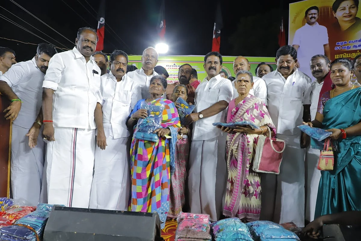 பெண்களுக்குப் புடவை வழங்கிய ஆர்.காமராஜ்