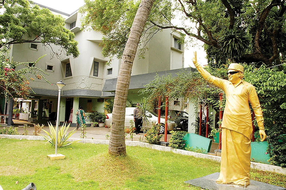 ராமாவரம் தோட்ட அரசியல்... எம்.ஜி.ஆர் வாரிசுகளுக்குள் குழப்பக் கச்சேரி!