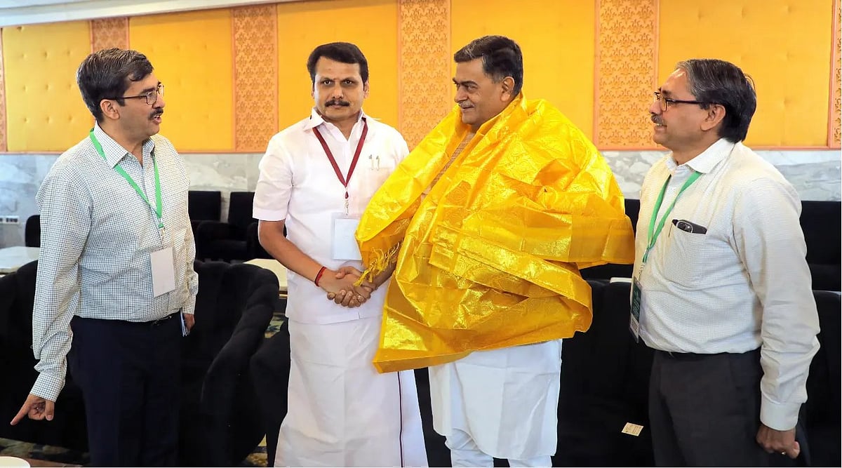 மத்திய அமைச்சருடன் அமைச்சர் செந்தில் பாலாஜி, துறை உயரதிகாரிகள் ரமேஷ்சந்த் மீனா, ராஜேஷ் லக்கானி