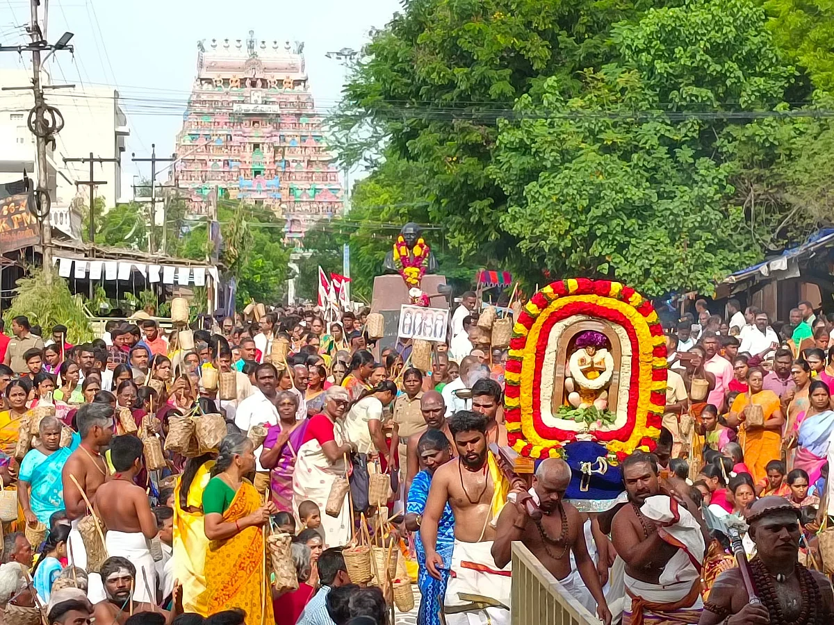 பூக்குடலைத் திருவிழாவில் பக்தர்கள்