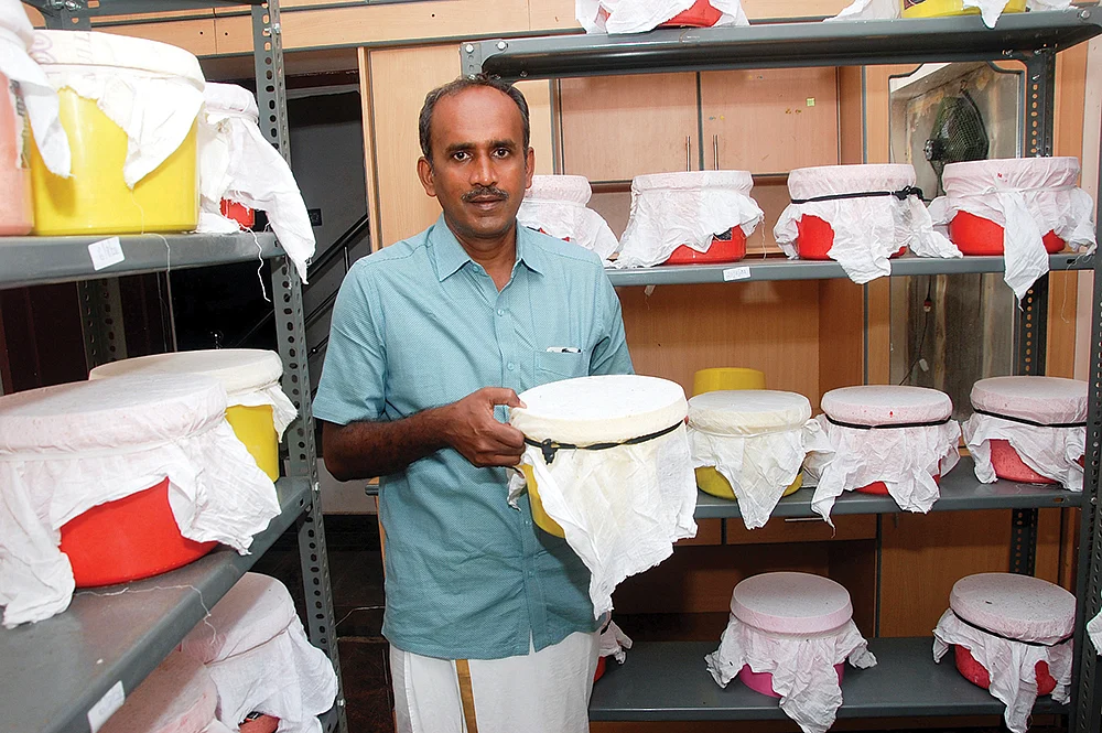 பூச்சிகளுடன் ராமகிருஷ்ணன்