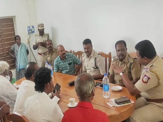 தென்காசி: மலைவாழ் பெண்களிடம் அத்துமீறிய கேரள வனத்துறை! - வருத்தம் தெரிவித்த அதிகாரி