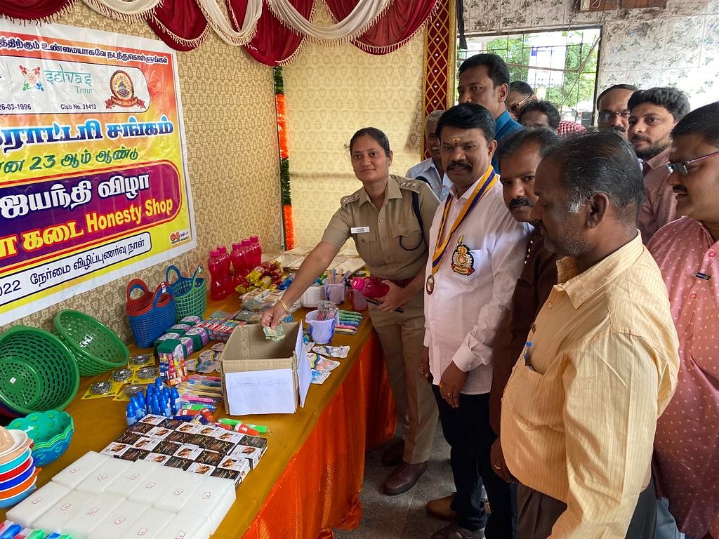 காந்தி ஜெயந்தி தினத்தில் நடத்தப்பட்ட ஆளில்லா கடை