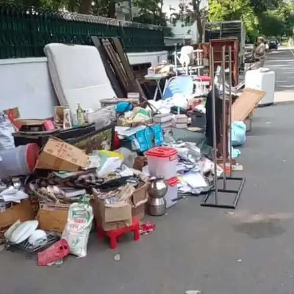 சசிகலா புஷ்பாவின் டெல்லி வீட்டில் பொருள்களை வெளியேற்றி, சீல் வைத்த அதிகாரிகள்! - காரணம் என்ன?