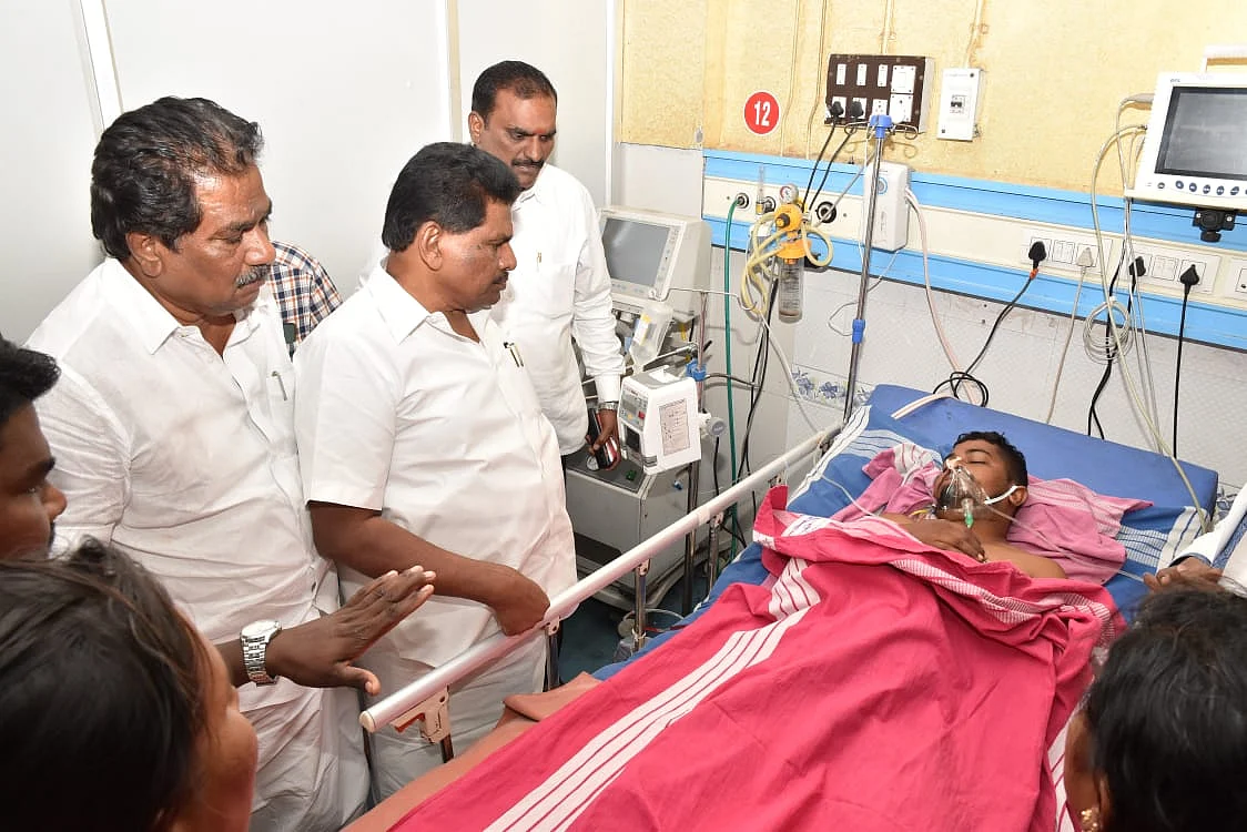 படுகாயம் அடைந்த மீனவரை நேரில் பார்த்து ஆறுதல் கூறிய அமைச்சர்கள்