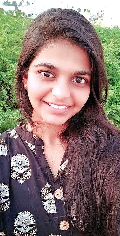 படிக்கும்போதே புத்தகங்கள் வெளியீடு... இலக்கிய உலகில் இளம் மாணவிகள்!