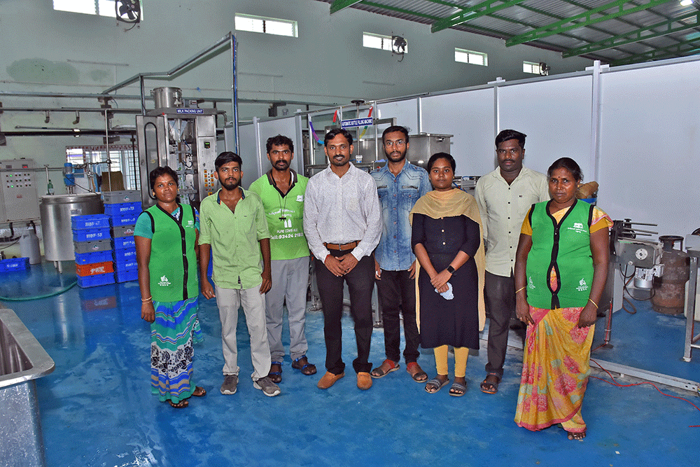 பாட்டிலில் பால், QR code, ஆன்லைனில் டெலிவரி... அசத்தும் மதுரை பால் நிறுவனம்!