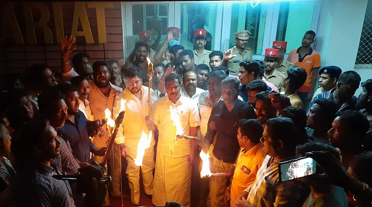 தலைமை செயலகத்தை முற்றுகையிட்ட சுயேச்சை எம்,எல்.ஏக்கள் நேரு மற்றும் பிரகாஷ்குமார்