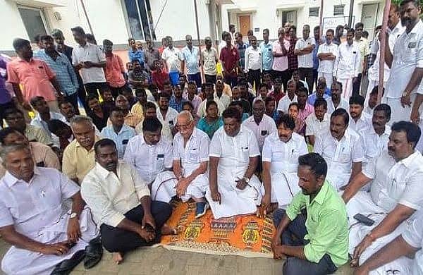 சுங்கச்சாவடி ஊழியர்கள் பணிநீக்கம்... தொடரும் போராட்டம்! - ரூ. 4 கோடிக்கும் மேல் வருவாய் இழப்பு