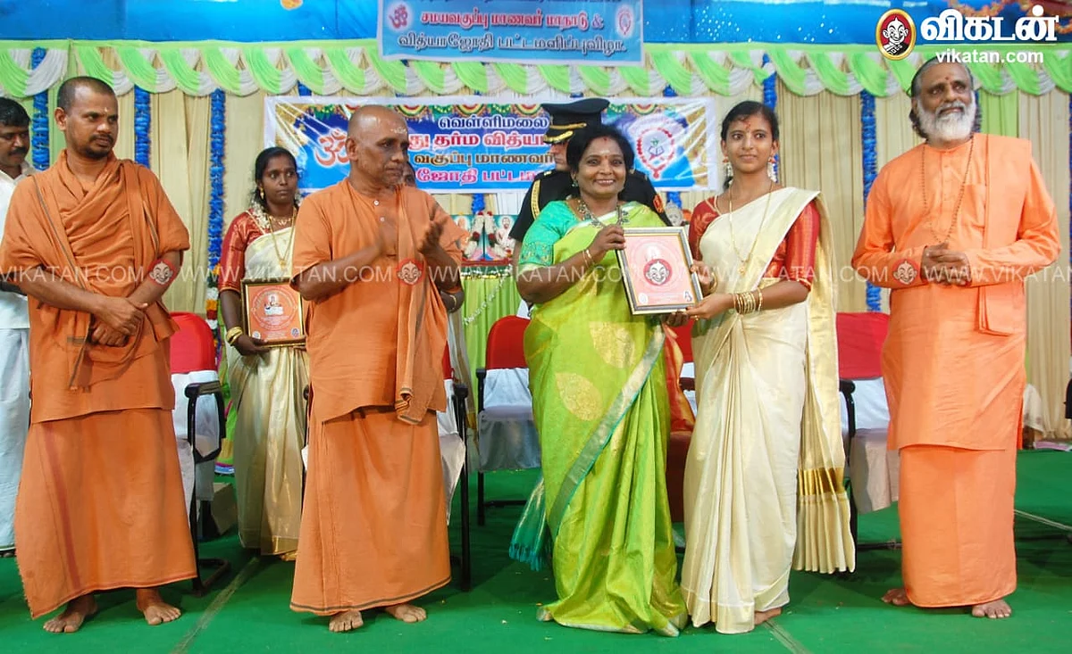 வித்யாஜோதி பட்டமளிப்பு விழாவில் மாணவிகளுக்குக் கேடயம் வழங்கிய ஆளுநர் தமிழிசை செளந்தரராஜன்.