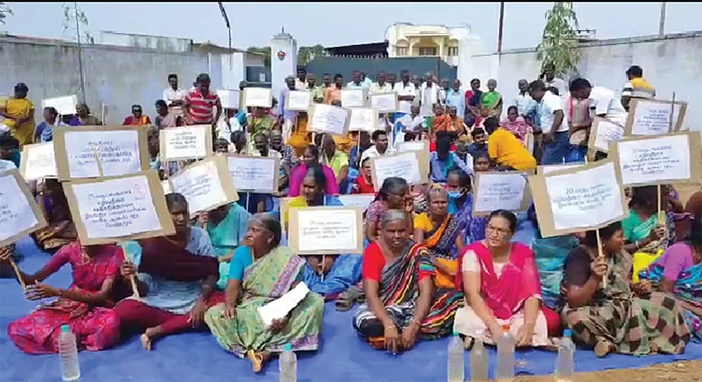 அட்டை ஆலையால் பாழான நிலத்தடிநீர்... கொதிக்கும் கோபி வட்டார கிராமங்கள்!