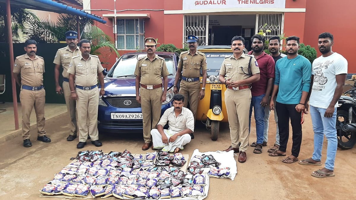 நீலகிரி: காரில் கடத்தல்; ஆட்டோவில் சப்ளை - 1,000 பாக்கெட் குட்காவுடன் சிக்கிய நபர்! நடந்தது என்ன?!