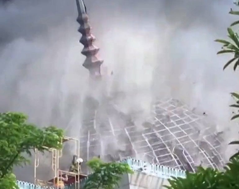 தீ விபத்தில் சரிந்து விழுந்த பிரமாண்ட மசூதி! - பதைபதைக்க வைக்கும் வீடியோ