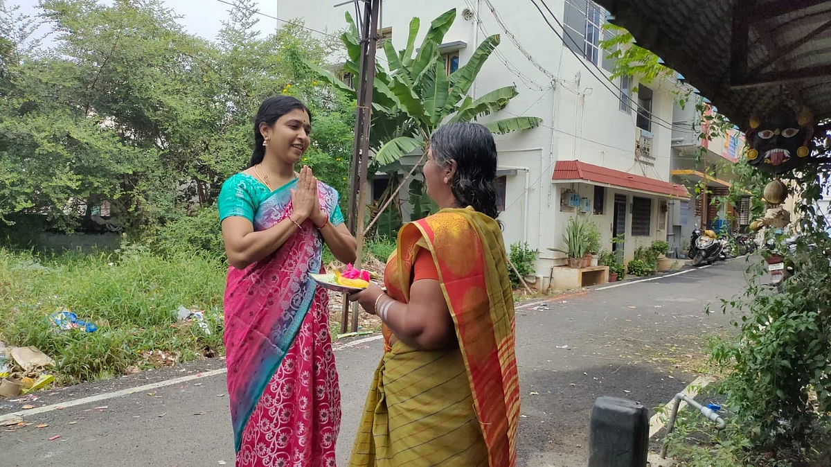 பத்திரிகை வைத்து மக்களை அழைக்கும் சசிரேகா