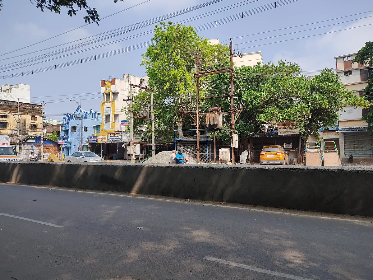 திருச்சி: காந்தி மார்க்கெட்டில் சாலைக்கு நடுவே புதிய டிவைடர்; ஆபத்தும், கோரிக்கையும்!