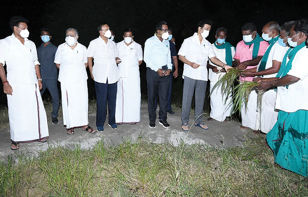 அமோக அறுவடையில் பயிர்க் காப்பீட்டு நிறுவனங்கள்... அதிர்ச்சியில் தஞ்சை விவசாயிகள்!
