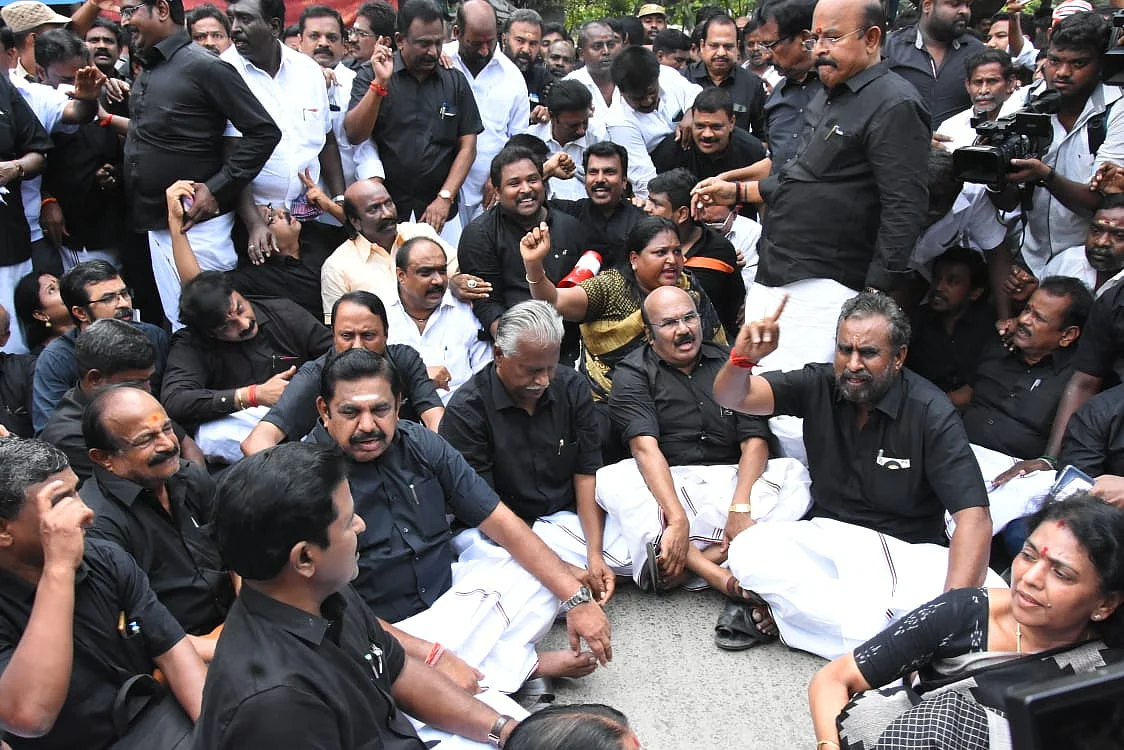 போராட்டத்தில் அதிமுக