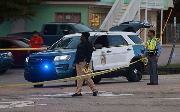 அமெரிக்கா: தொடரும் துப்பாக்கிச்சூடு... ஒரு போலீஸ் உட்பட 5 பேர் பலி!