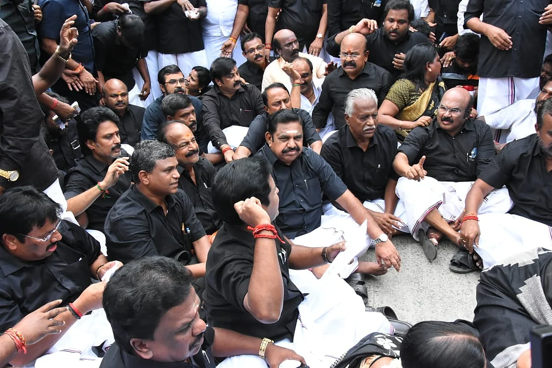 அதிமுக போராட்டம்