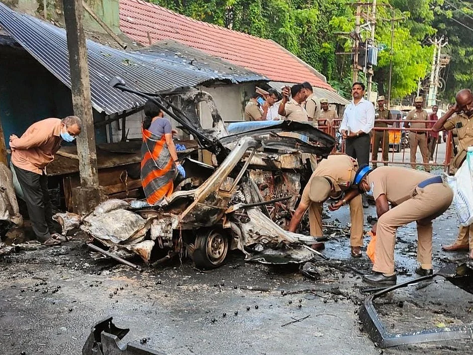 கோவை: கார் வெடித்த இடத்தில் பால்ரஸ் குண்டுகள், ஆணிகள்; விபத்தா, சதிச்செயலா? - போலீஸ் தீவிர விசாரணை!