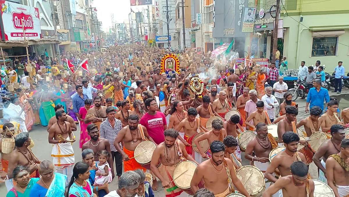 பூக்குடலைத் திருவிழாவில் பக்தர்கள்