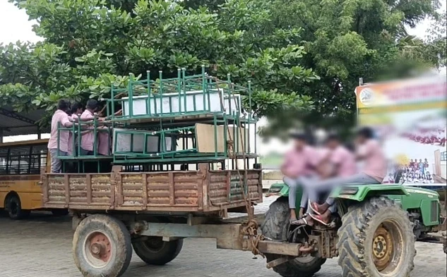 டிராக்டரில் மாணவர்கள்